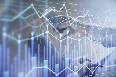 Erkeklerin el ele tutuşup dijital bir cihaz ve ön grafik çizimi kullanırken çift pozlama. Finansal piyasa kavramı.