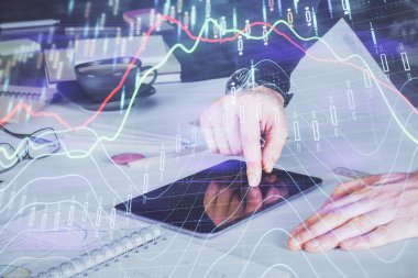 Erkeklerin el ele tutuşup dijital bir cihaz ve ön grafik çizimi kullanırken çift pozlama. Finansal piyasa kavramı.