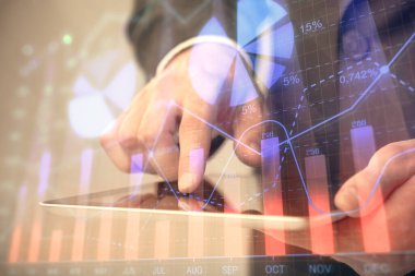 Bir adamın el ele tutuşup, telefon ve finansal çizim kullanırken birden fazla pozlama. Pazar analizi kavramı.