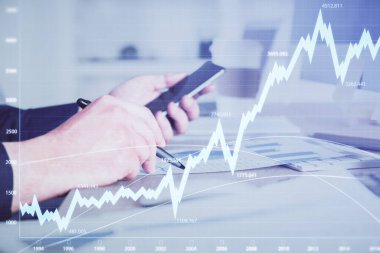 Bir adamın elini tutarken ve bir telefon ve finansal grafik çizimi kullanırken çift pozlama. Analiz kavramı.