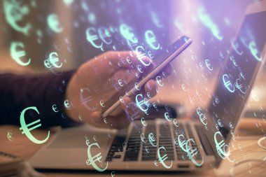 Bir adamın elini tutarken ve bir telefon ve finansal grafik çizimi kullanırken çift pozlama. Analiz kavramı.