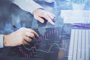 Bir adamın elini tutarken ve bir telefon ve finansal grafik çizimi kullanırken çift pozlama. Analiz kavramı.