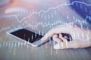 Ön x çizelgesine çift pozlama, hologram çizimi ve cep telefonu kullanan bir kadın. Finansal piyasa kavramı.