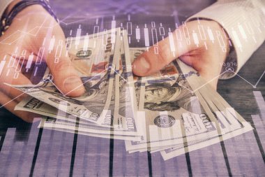 Finansal grafiğe çoklu pozlama hologram, Amerikan dolarları ve insan eli. Analiz kavramı.