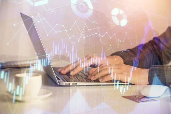 Doble exposición de las manos de mujer de negocios escribiendo en el dibujo del holograma de la computadora y del gráfico de la divisa. Concepto de análisis financiero. — Foto de Stock