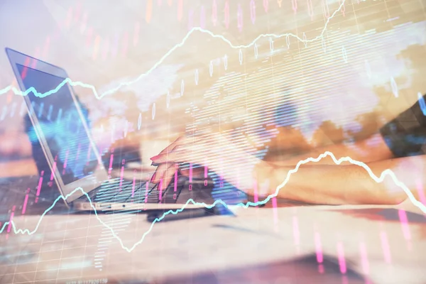 Doble exposición de las manos de la mujer de negocios escribiendo en la computadora y el dibujo del holograma gráfico de divisas. Concepto de análisis financiero. —  Fotos de Stock