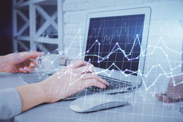 Doble exposición de las manos de la mujer escribiendo en la computadora y el dibujo del holograma gráfico de divisas. Concepto de análisis bursátil. — Foto de Stock