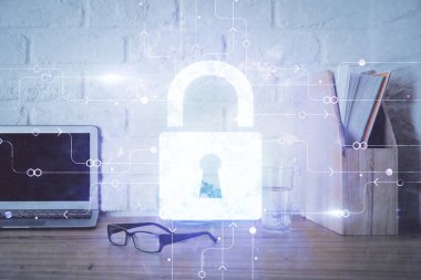 Bilgisayar ve ikon hologramı ile masaüstüne çift pozlama. Veri güvenliği kavramı.