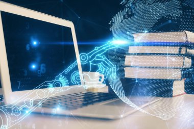 Bilgisayar, teknoloji temalı hologramla birlikte ofiste. Çifte maruziyet. Teknoloji kavramı.
