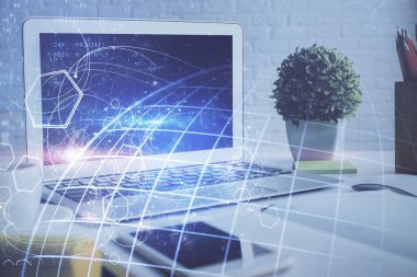 Bilgisayar ve dünya haritası hologramıyla masaüstü çifte pozlama. Uluslararası veri ağı kavramı.