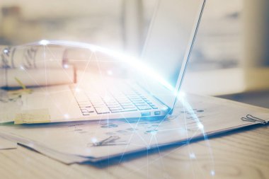 Sosyal ağ hologramıyla birlikte bilgisayar masaüstünde. Çoklu maruz kalma. Uluslararası insan ilişkileri kavramı.