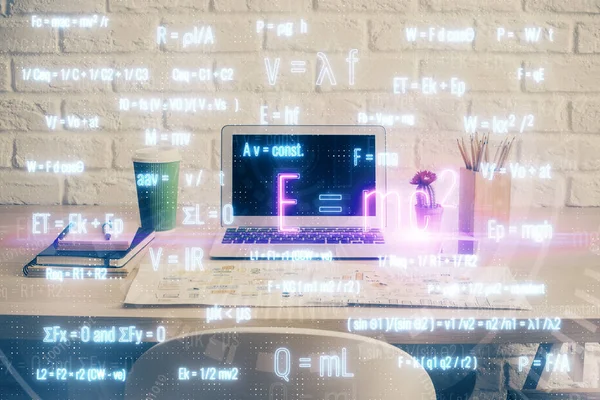 Fundo do computador desktop e escrita do holograma da fórmula. Dupla exposição. Conceito de educação. — Fotografia de Stock