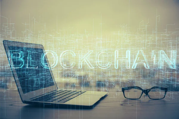 Blockchain temalı holograma ve bilgisayar arkaplanlı masaya çift pozlama. Bitcoin şifreleme para birimi kavramı.