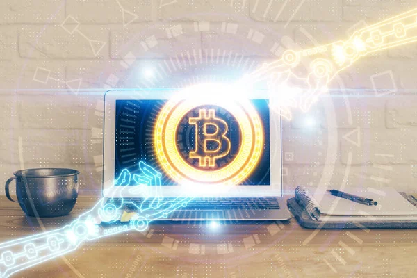 Blockchain temalı holograma ve bilgisayar arkaplanlı masaya çift pozlama. Bitcoin şifreleme para birimi kavramı.