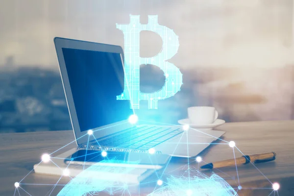 Διπλή έκθεση του ολογράμματος θέμα blockchain και πίνακα με φόντο τον υπολογιστή. Έννοια του κρυπτογραφικού νομίσματος bitcoin. — Φωτογραφία Αρχείου