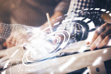 Yazan adam elleri teknoloji simgeleriyle donatır.