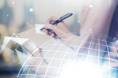 Dünya haritası hologramı ve veri tema simgeleriyle notlar alan ellerin çoklu pozlanması. Küresel veri kavramı.