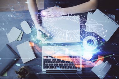 Veri çözeltisi hologramı ile arka plan üzerine yazılan ellere çoklu maruz kalma. Teknoloji konsepti.