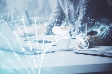 DNA hologramı ve iş adamı arka planda bilgisayar üzerinde çalışıyor. Biyomühendislik kavramı. Çift pozlama.