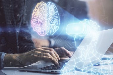 Arka planda bilgisayarla çalışan bir adamla AR hologramı. Gelişmiş gerçeklik kavramı. Çift pozlama.