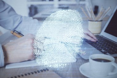 Arka planda bilgisayar üzerinde çalışan iş adamı ile parmak izi hologramı. Güvenlik kavramı. Çift pozlama.