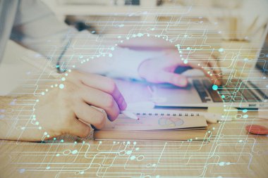 Teknoloji temalı çizimlerle çalışan bir adam. Büyük veri kavramı. Çoklu pozlama.