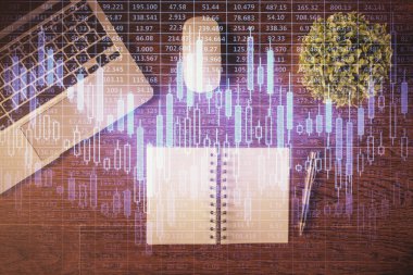 Borsa grafiği ve masa arkasındaki en üst görünüm bilgisayarı. Çifte maruziyet. Finansal eğitim kavramı.