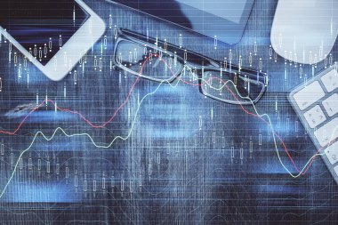 Forx grafik hologramının telefonlu masaüstü üzerinde çoklu pozlandırılması. Üst Manzara. Mobil ticaret platformu kavramı.