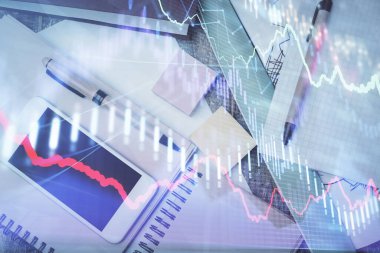 Forx grafik hologramının telefonlu masaüstü üzerinde çoklu pozlandırılması. Üst Manzara. Mobil ticaret platformu kavramı.