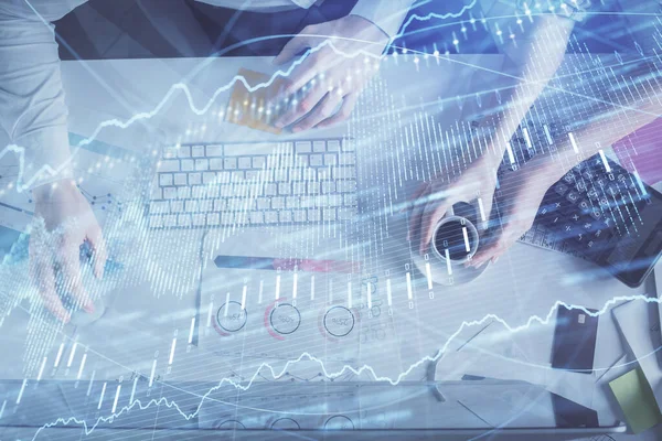 Birlikte çalışan kadın ve erkeğin çifte pozu ve finansal grafik hologramı çizimi. Pazar analizi konsepti. Bilgisayar arkaplanı. Üst Görünüm.
