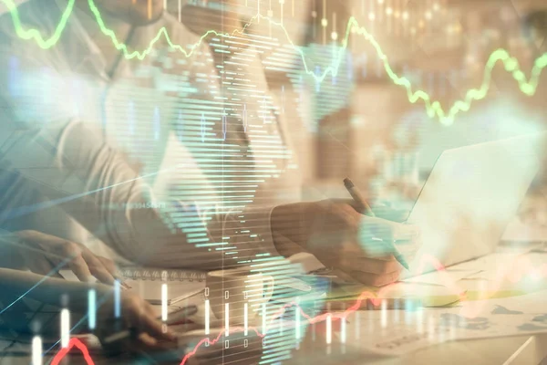 Birlikte çalışan kadın ve erkeğin birden fazla pozu ve finansal grafik hologramı. İş konsepti. Bilgisayar arkaplanı.