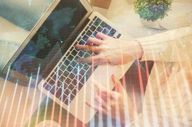 Bilgisayar ve ön x çizim hologramı üzerinde çalışan kadın elleri çift pozlama. Üst Manzara. Mali analiz kavramı.