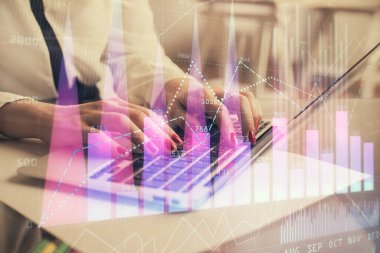 Bilgisayarda ve finansal grafik hologramında yazı yazan kadın ellerine çoklu maruz kalma. Borsa analizi kavramı.