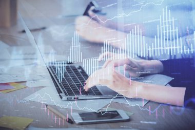Bilgisayarda ve finansal grafik hologramında yazı yazan kadın ellerine çok maruz kalmış. Borsa analizi kavramı.