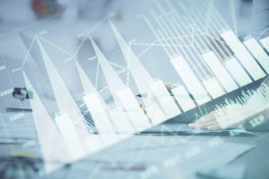 Bilgisayarda ve finansal grafik hologramında yazı yazan kadın ellerine çok maruz kalmış. Borsa analizi kavramı.
