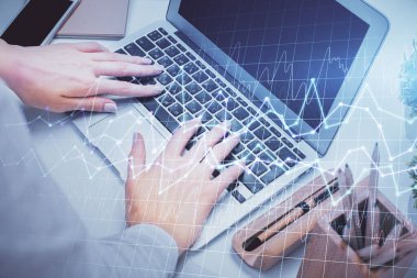 Bilgisayarda ve ön x grafik hologramında yazı yazan kadın ellerine çok maruz kalmış. Borsa analizi kavramı.