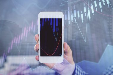 Erkeklerin el ele tutuşup dijital bir cihaz ve ön grafik çizimi kullanırken çift pozlama. Finansal piyasa kavramı.