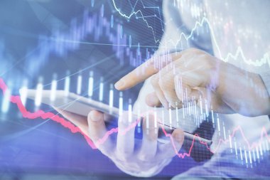 Erkeklerin el ele tutuşup dijital bir cihaz ve ön grafik çizimi kullanırken çift pozlama. Finansal piyasa kavramı.