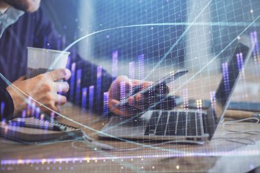 Bir adamın elini tutarken ve bir telefon ve finansal grafik çizimi kullanırken çift pozlama. Analiz kavramı.