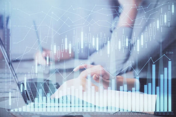 Bilgisayarda ve finansal grafik hologramında yazı yazan kadın ellerine çok maruz kalmış. Borsa analizi kavramı.