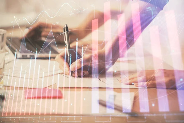 Multi exposición de las manos de la mujer escribiendo en el dibujo del holograma de la computadora y de la carta financiera. Concepto de análisis bursátil. —  Fotos de Stock