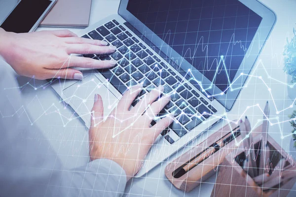 Bilgisayarda ve ön x grafik hologramında yazı yazan kadın ellerine çok maruz kalmış. Borsa analizi kavramı.