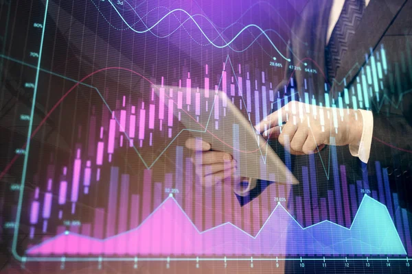 Doppelbelichtung von Menschenhänden, die ein digitales Gerät und eine Forex-Graphenzeichnung halten und verwenden. Finanzmarktkonzept. — Stockfoto