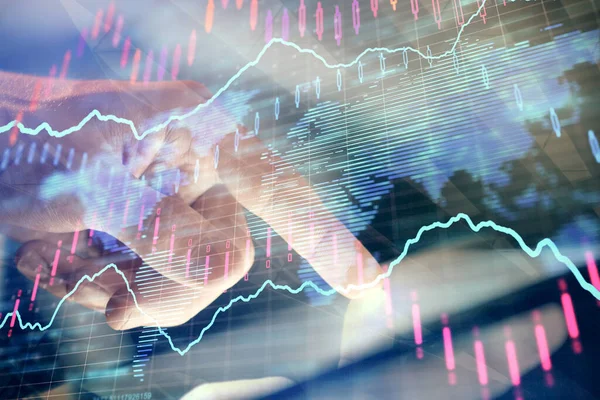 Bir adamın el ele tutuşup, telefon ve finansal çizim kullanırken birden fazla pozlama. Pazar analizi kavramı.