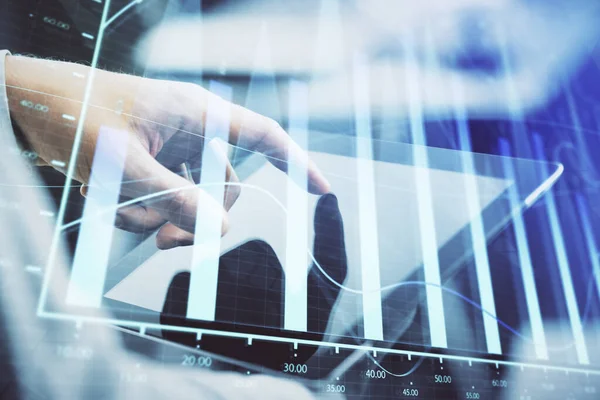 Bir adamın el ele tutuşup, telefon ve finansal çizim kullanırken birden fazla pozlama. Pazar analizi kavramı.