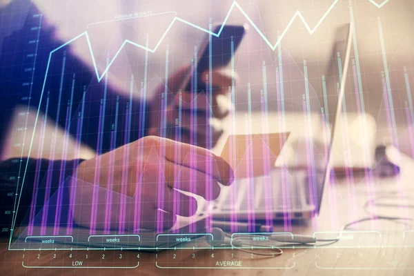 Bir adamın elini tutarken ve bir telefon ve finansal grafik çizimi kullanırken çift pozlama. Analiz kavramı.