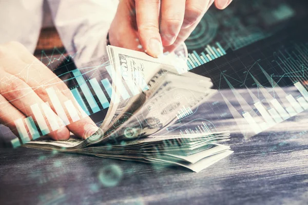 Forx grafiği, hologram, Amerikan dolarları ve insan eli çizimleri. Teknik Analiz kavramı.