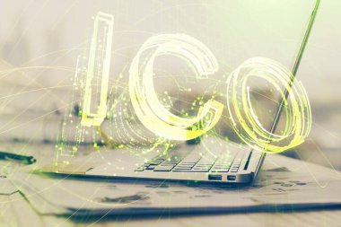 Blockchain temalı holograma ve bilgisayar arkaplanlı masaya çift pozlama. Bitcoin şifreleme para birimi kavramı.