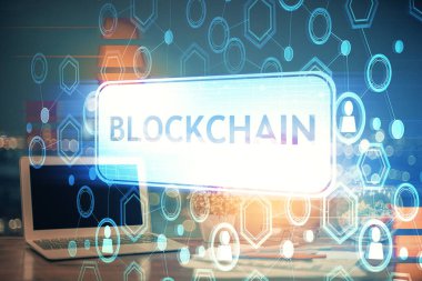 Blockchain temalı holograma ve bilgisayar arkaplanlı masaya çift pozlama. Bitcoin şifreleme para birimi kavramı.