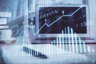 Finansal pazar grafiği hologramı ve kişisel bilgisayar arka planda. Çoklu maruz kalma. Önx kavramı.